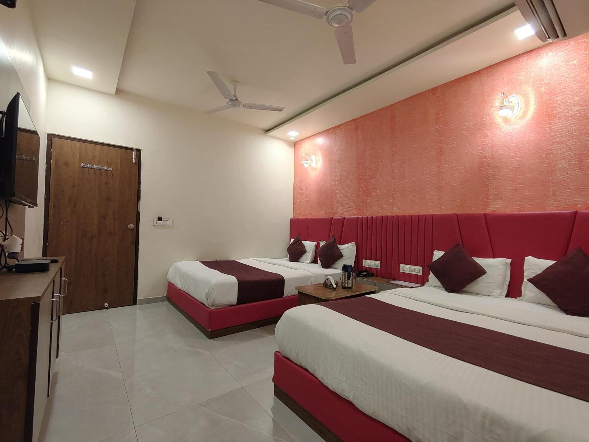 Hotel Avadh Palace, Subhash Bridge, Rto Circle, アーメダバード エクステリア 写真
